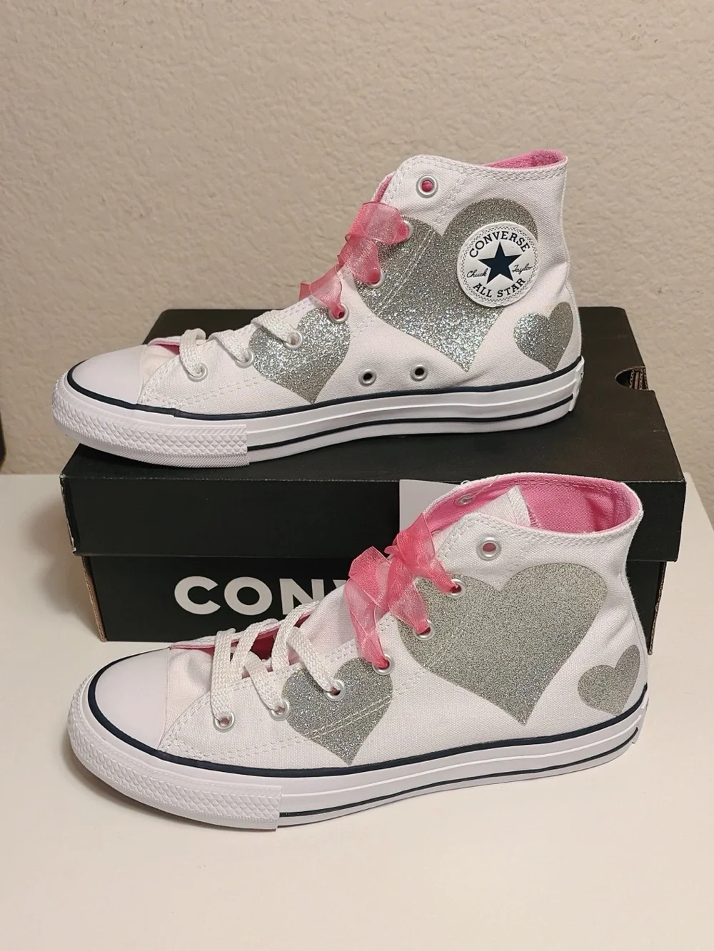 Converse G60971C Chuck Taylor All Star Hi Kids US 5 White Silver Hearts 2 Laces